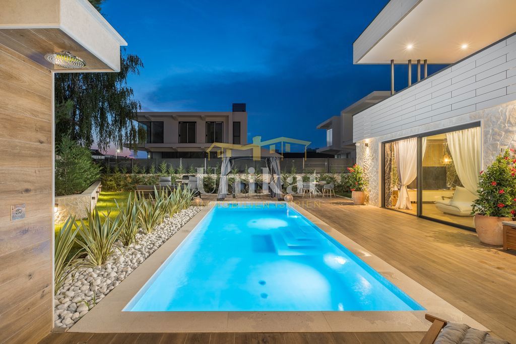 Nova moderna vila samo 400 metrov od morja